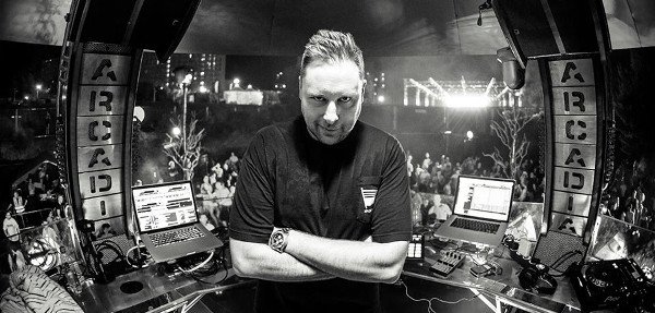 HousePlanet's tweet photo. .@UMEK_1605 delivers his new #techno masterpiece #ConsoleGeneration ▶▶ https://t.co/e5q3loSzVu https://t.co/uSXiTiv6PX