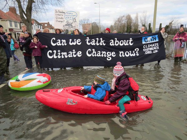 ClimateOutreach's tweet photo. It's still hard to talk about #climatechange even when impacts are being felt https://t.co/w1ycOZGnvR https://t.co/velB1g46P3