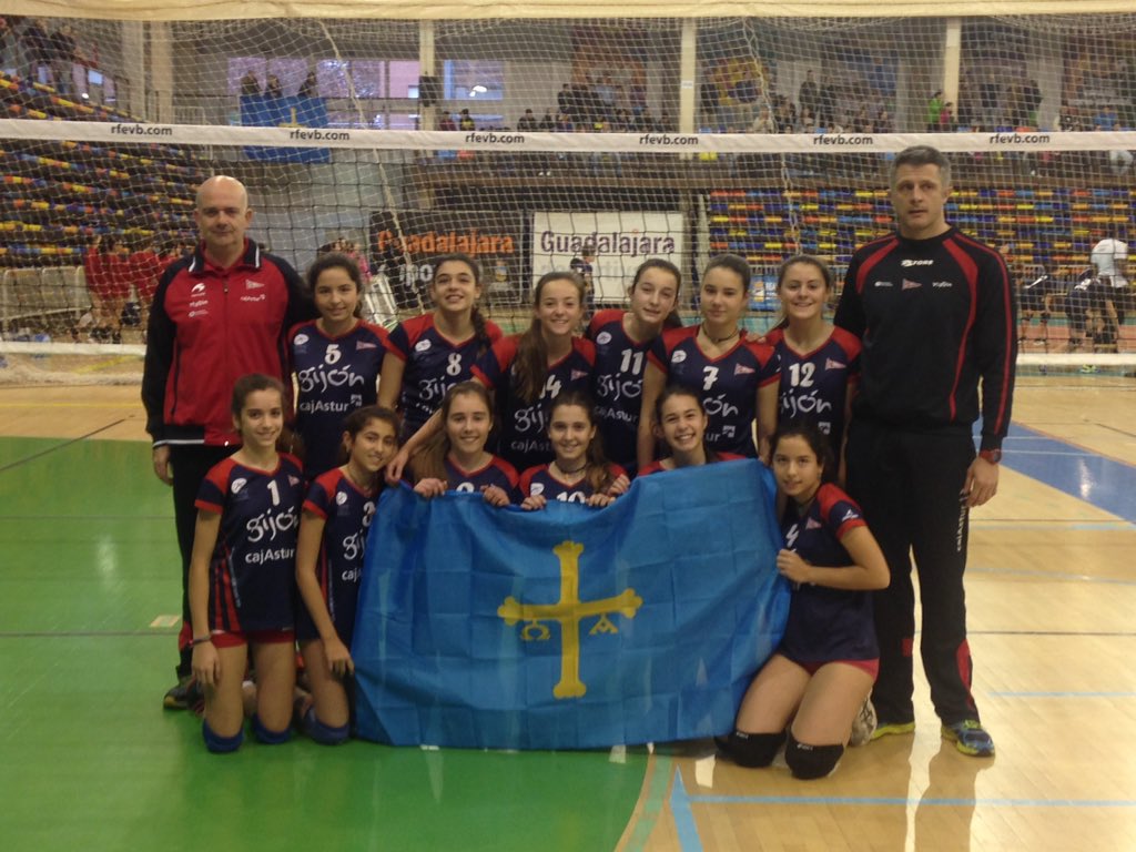 VoleibolRGCC's tweet photo. BRONCE #Inf2002RGCC tras vencer 2-0 a Recuerdo GRANDES CHICAS!!!!!! #RGCC #VamosBanda #SomoGrupp @CopaEspanaVB https://t.co/6tiC0Z5pge