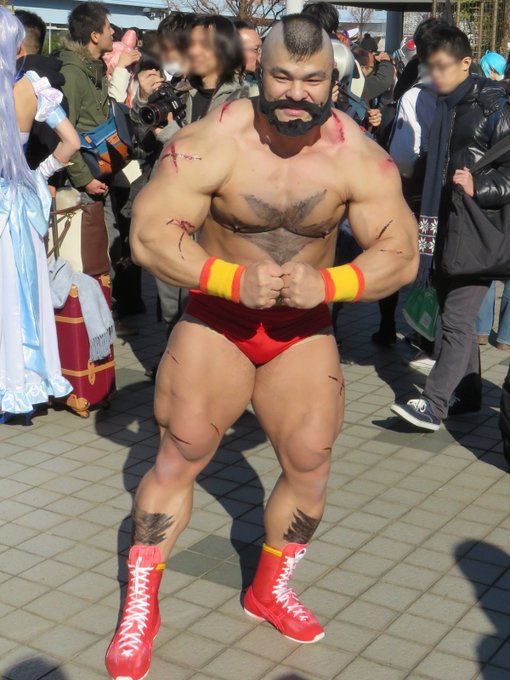 上半身のデカさだけではなくて、下半身もデカいからこそのザンギエフ感! ちなみに、前にライダー(イスカンダル)、超人ハルクのコスプレもなさっていたそうです。