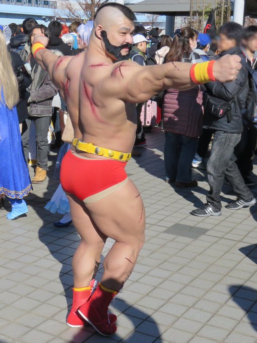 上半身のデカさだけではなくて、下半身もデカいからこそのザンギエフ感! ちなみに、前にライダー(イスカンダル)、超人ハルクのコスプレもなさっていたそうです。