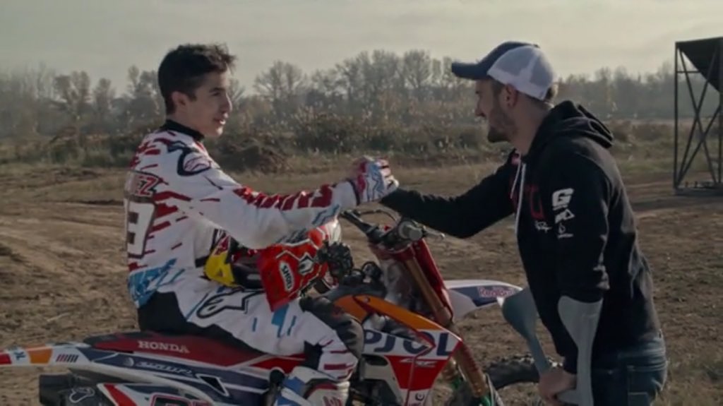 marcmarquez93's tweet photo. Inocentada!!! El backflip de ayer no es real, necesitaría muchos saltos contigo @danytorres71 :) gracias @redbullESP https://t.co/hIUXEtzFly