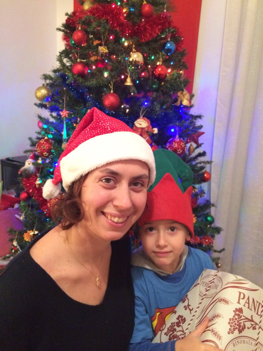 FamArcobaleno's tweet photo. Ecco mamma e figlio a Natale. Lo sai @matteorenzi che per lo Stato siamo invece due estranei? #figlisenzadiritti https://t.co/OUuVlGBukB