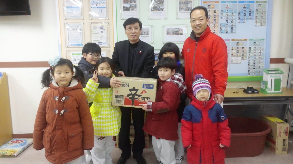 #성남시 수진2동 태권도 도장에서 도장에 다니는 아이들과 함께 라면을 기증해주셨습니다. 마음씨가 참으로 곱네요~^^ 좋은곳에 쓰도록 하겠습니다. 😄