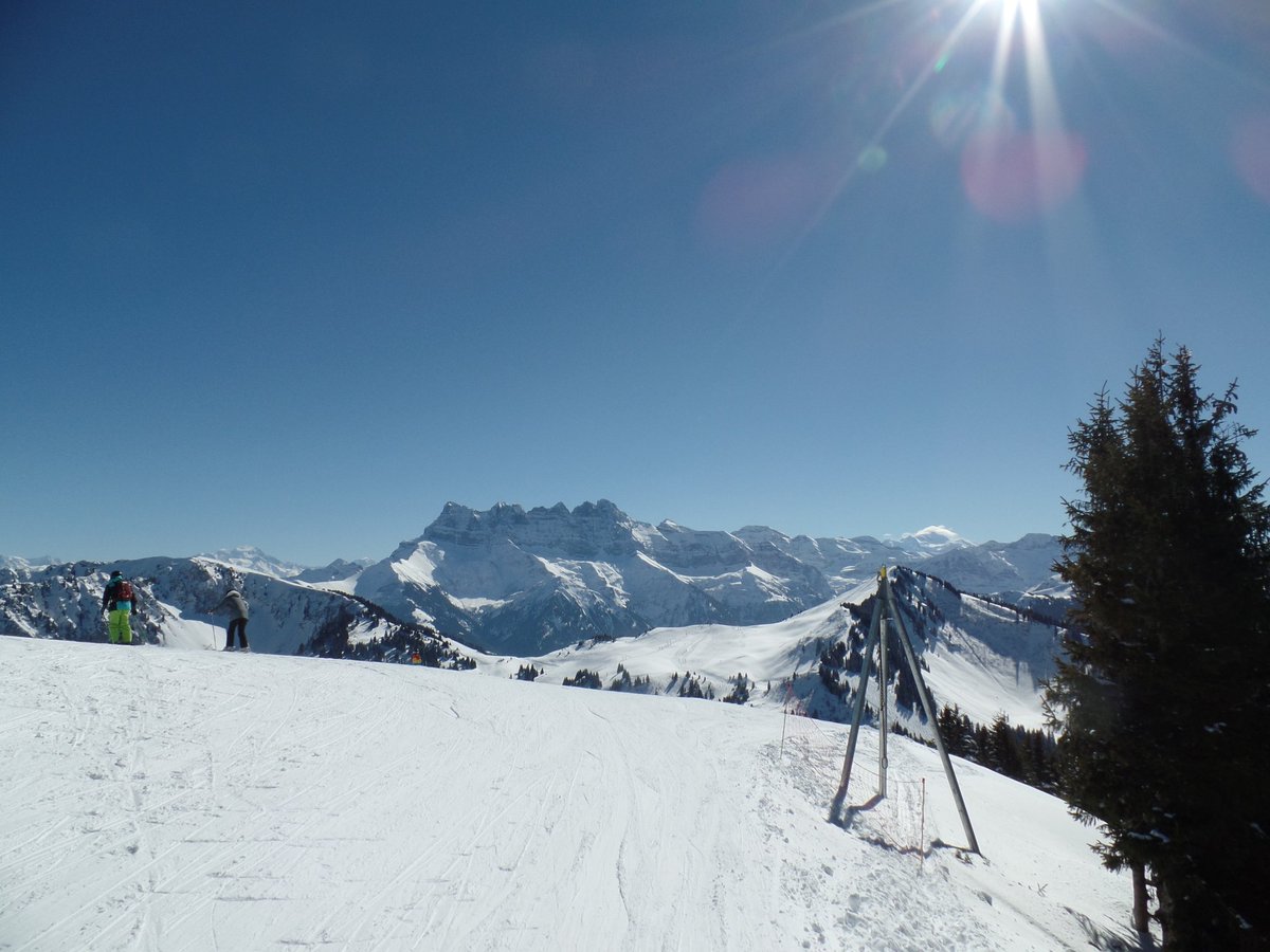 LesPdSNL's tweet photo. Lots of snow expected this weekend. Up tot 50 cm. Isn't that great?!! 😉 @Avoriaz1800 @Alpenweerman @otchampery https://t.co/nDR3okhjEu