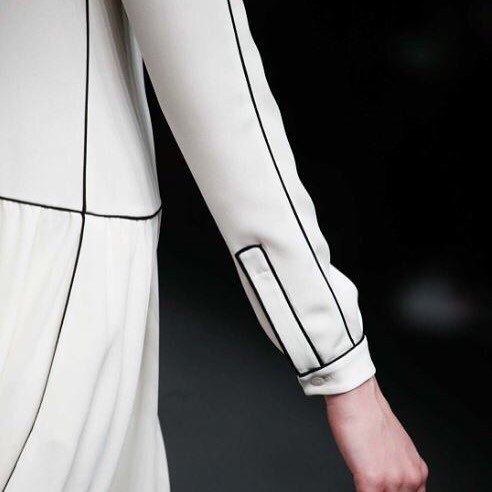 TryWearEasy's tweet image. The visual power of a black and white contrast results in a sophisticated and delicate #FallWinter1516 silhouette.
