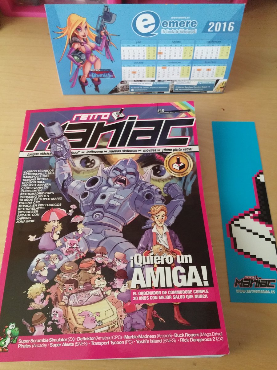 SkyNet801's tweet photo. Al fin llegó la edición impresa de @RetromaniacMag ¡lo tocha que es! Y con calendario de @Tiendaemere ;) @Retr0Bits https://t.co/giLF4u6Efr