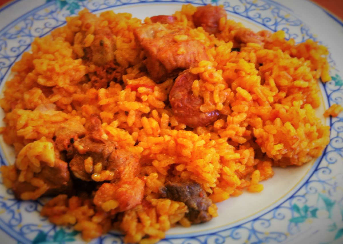 ¿Emoción y sabor? Suculento plato de arroz a la leonesa #leonesp #gastronomia latiendaonlinedeleon.com/es/blog/receta…