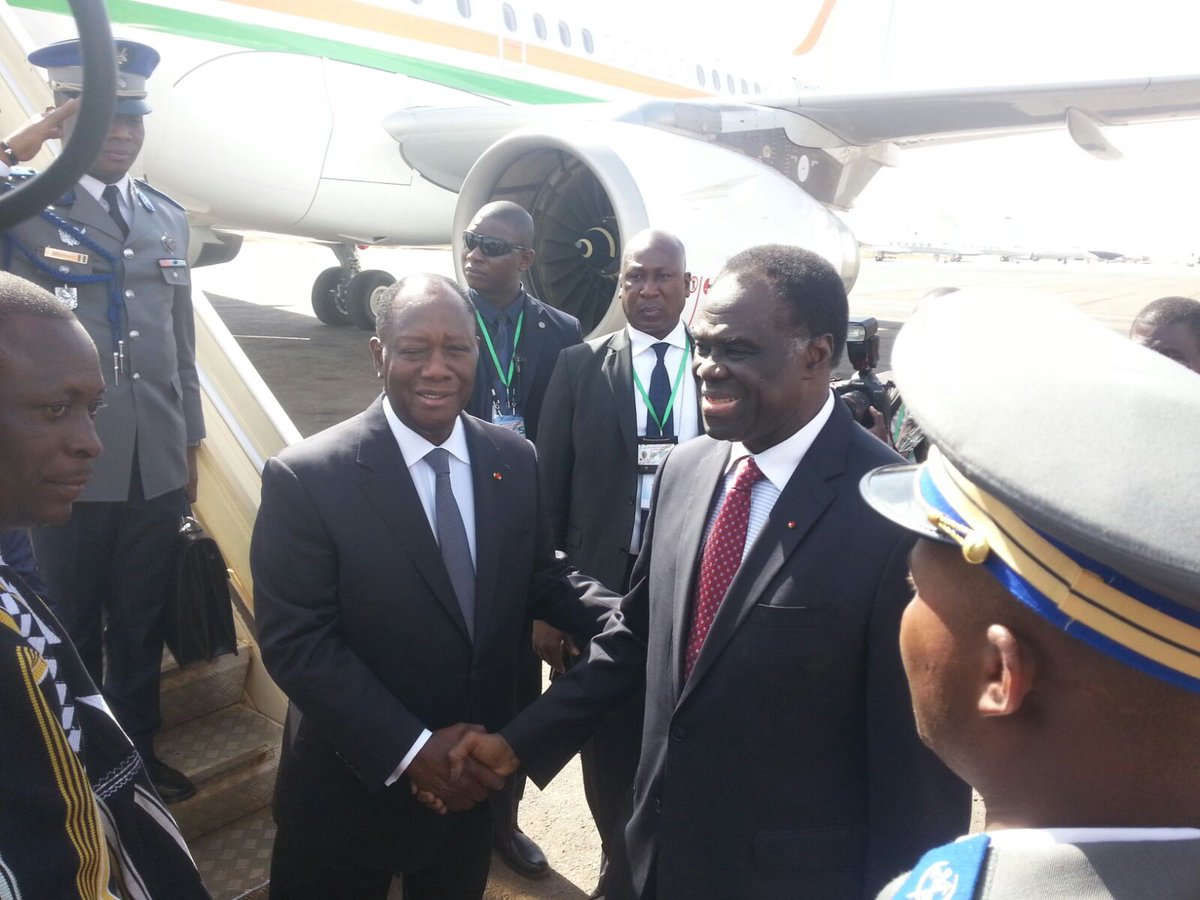 Lefaso_net's tweet photo. Le président Alassane Dramane Ouattara accueilli par le président Michel Kafando. #lwili #Burkina #investiture https://t.co/2ljXq2OZ7u