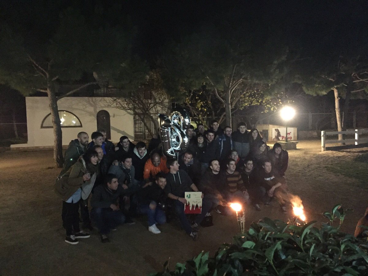 DiablesRiudoms's tweet photo. Tanquem el 2015 acompanyant l'aniversari de l'@arnaucaol. 
Bon i malèfic 2016! #Riudoms #DiablesRiudoms https://t.co/xjkUGN52PP