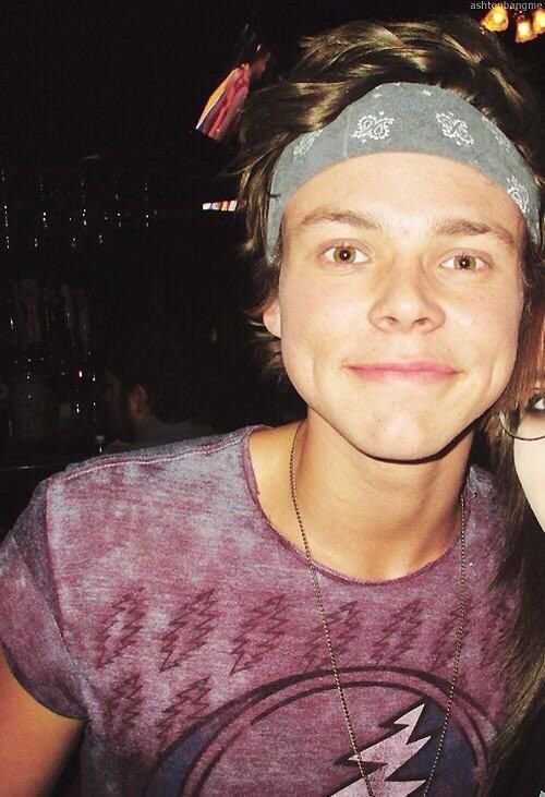 whenx5sos's tweet photo. bandana ashton https://t.co/ECxp1aZF5d