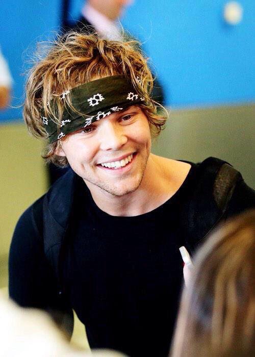 whenx5sos's tweet photo. bandana ashton https://t.co/ECxp1aZF5d
