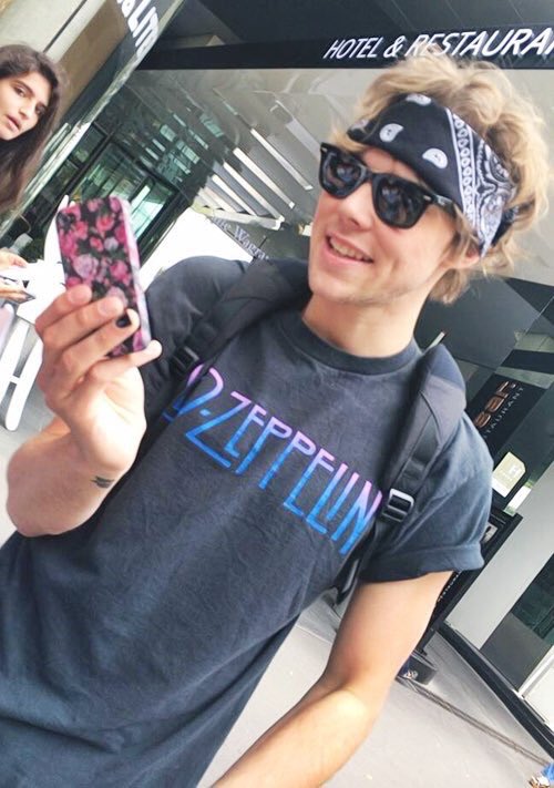 whenx5sos's tweet photo. bandana ashton https://t.co/ECxp1aZF5d