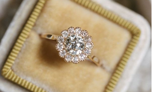This pretty little halo #engagementring is exactly our cup of tea! stylemepretty.com/2015/12/21/ele… <a href="/elisabricker/">Elisa Bricker</a>