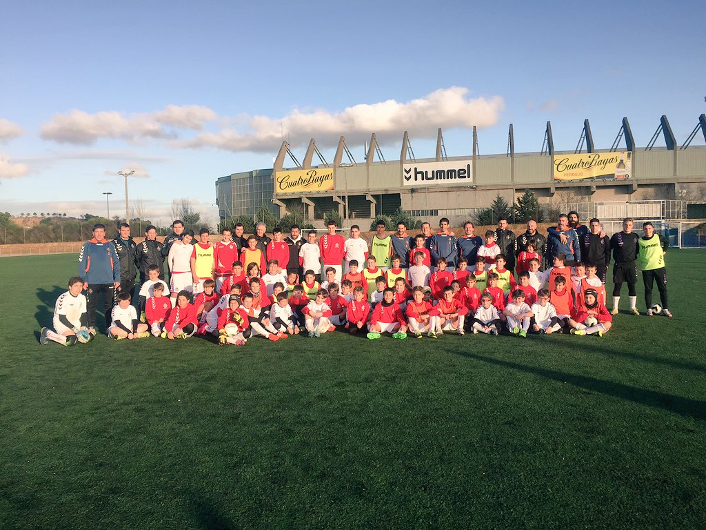 escuelaRVCF's tweet photo. Y para terminar el día, partido contra los veteranos del Real Valladolid en los Anexos #EscuelaRVCF #CampusNavidad https://t.co/spP2yP9eHr