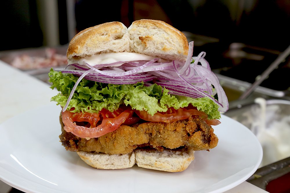 lafuentereina's tweet photo. Para este almuerzo...¿#Escalopa o #hamburguesa ?. #FelizMartes #eltamañosimporta https://t.co/PmkQS2CzQx