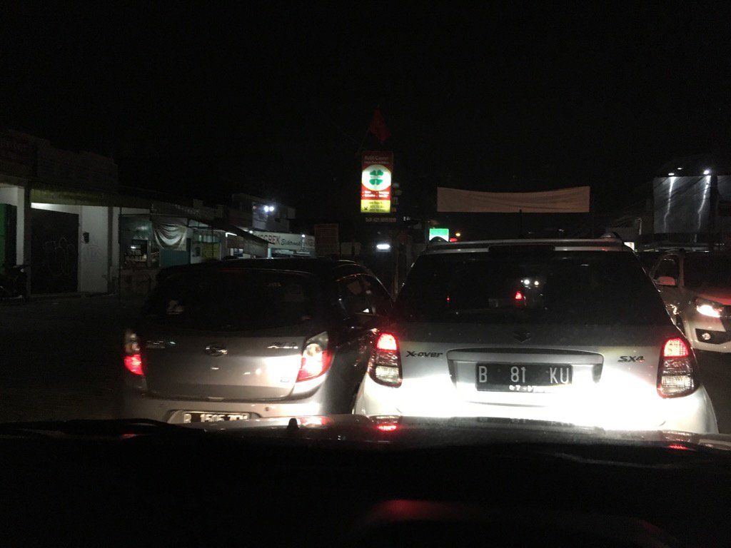 B 81 KU ini panasan n ngotot tdk mau giliran di jalur jl cinere raya 😊😊