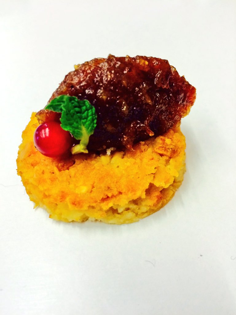 Pilar_tallon_'s tweet photo. En @ComposGastro con Ángeles Mallo de @Ocurrodaparra canapé dulce de aprovechamiento #mermelada #fruta #escarchada https://t.co/iJ6FXiTPvy