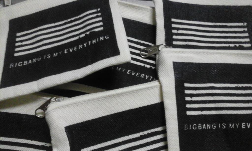 withjiyong's tweet image. These bottles and purses are ready to go 😊 Please check your email tomorrow for info about your order/s. Thank you 💞