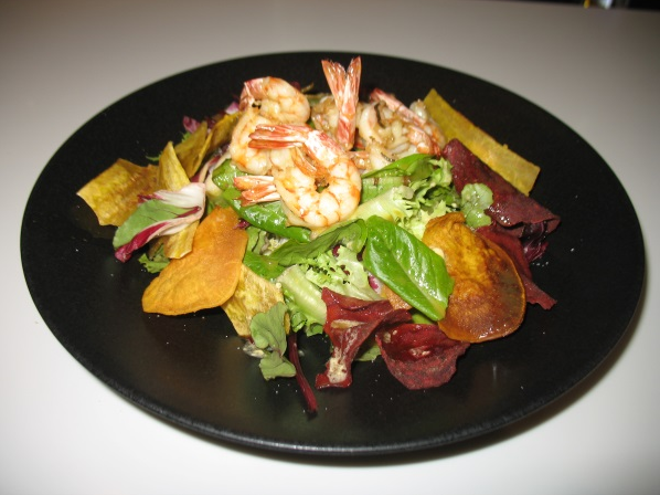 VINATEROS28's tweet photo. Ensalada de primeros brotes con chips vegetales y langostinos. #Restaurantes #Madrid #FelizMartes #FelicesFiestas https://t.co/8nAT0e8tw0