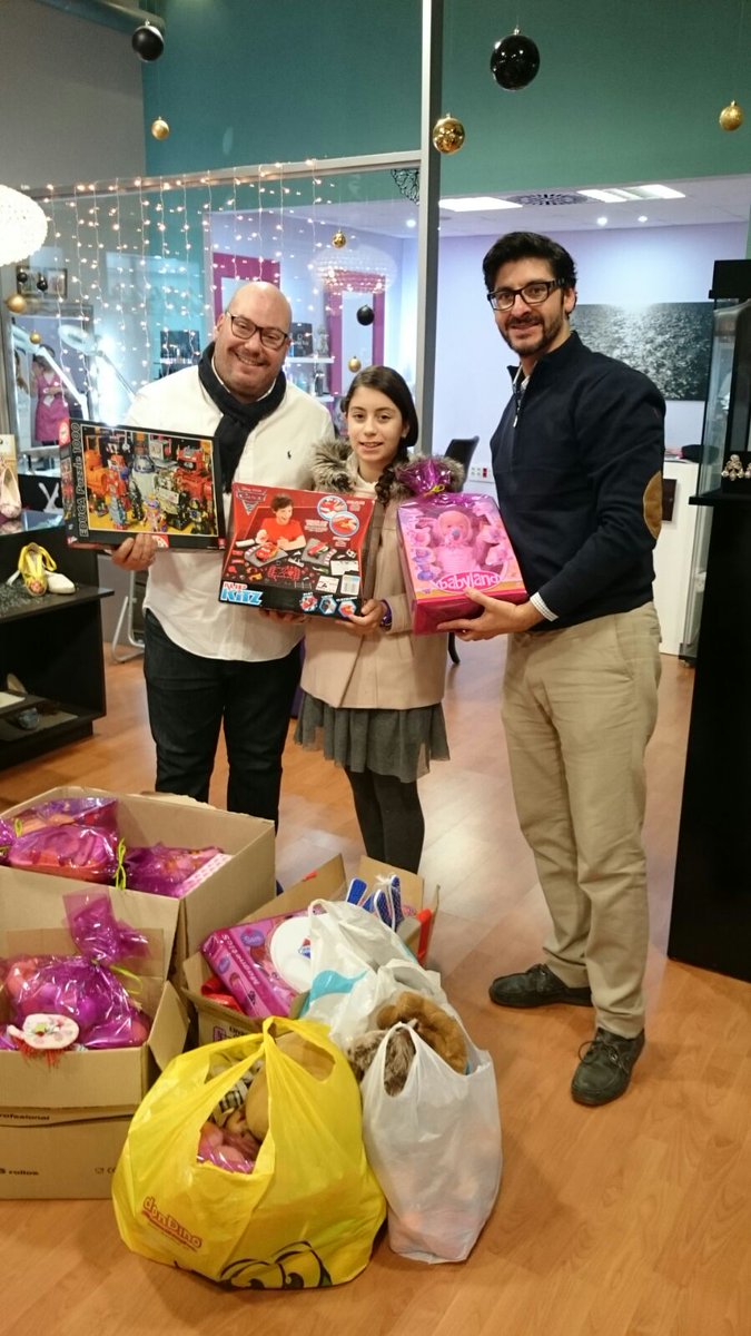 FallaPoetaAltet's tweet photo. Nuestra FMI, Iraida Lozano, entregando los juguetes de nuestros #infantilsdePoeta para #ProyectoGrinch ! #brau ! https://t.co/iry8lAWlLO