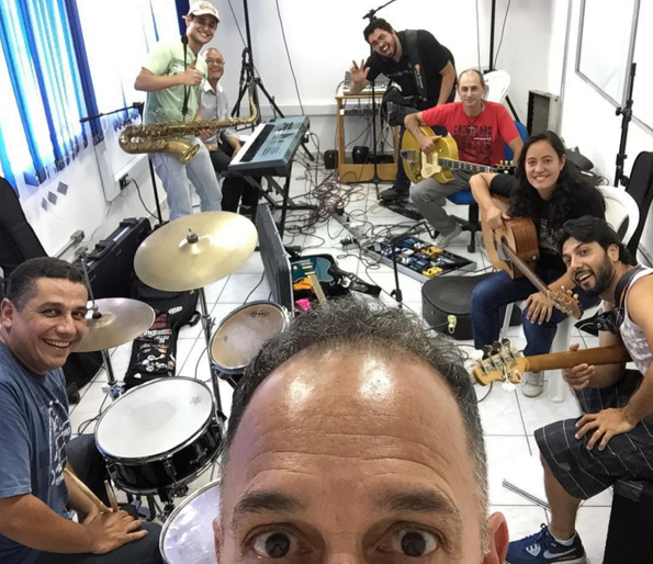 phnoficial's tweet photo. Músicos da Canção Nova estarão presente hoje no programa PHN, 22:30, você não pode perder. @TVCancaoNova, @dungaphn https://t.co/zcfe1VMiWF