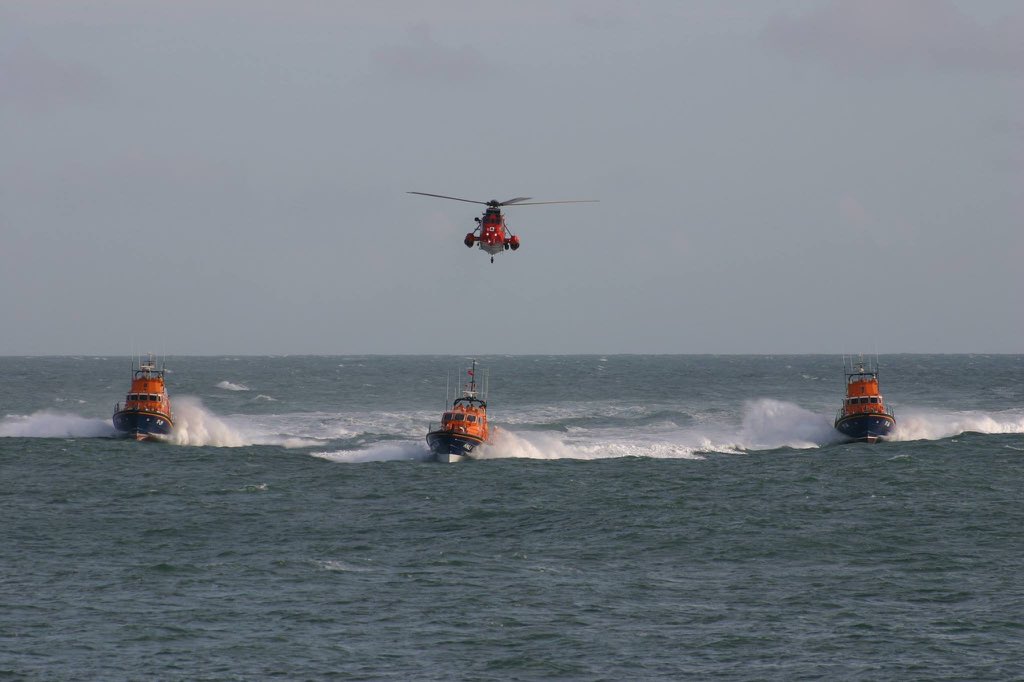 LizardRNLI's tweet photo. @penleelifeboat @FalmouthRNLI @LizardRNLI and #771SAR off Kilcobben https://t.co/DdpPE1Texp