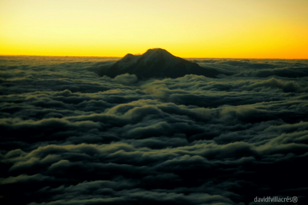 davidfvillacres's tweet photo. El Cayambe en medio de un mar de nubes. #AllYouNeedIsEcuador #ecuador #ecuafoto #Cayambe #paisajesecuatorianos https://t.co/YOx3SChYKF