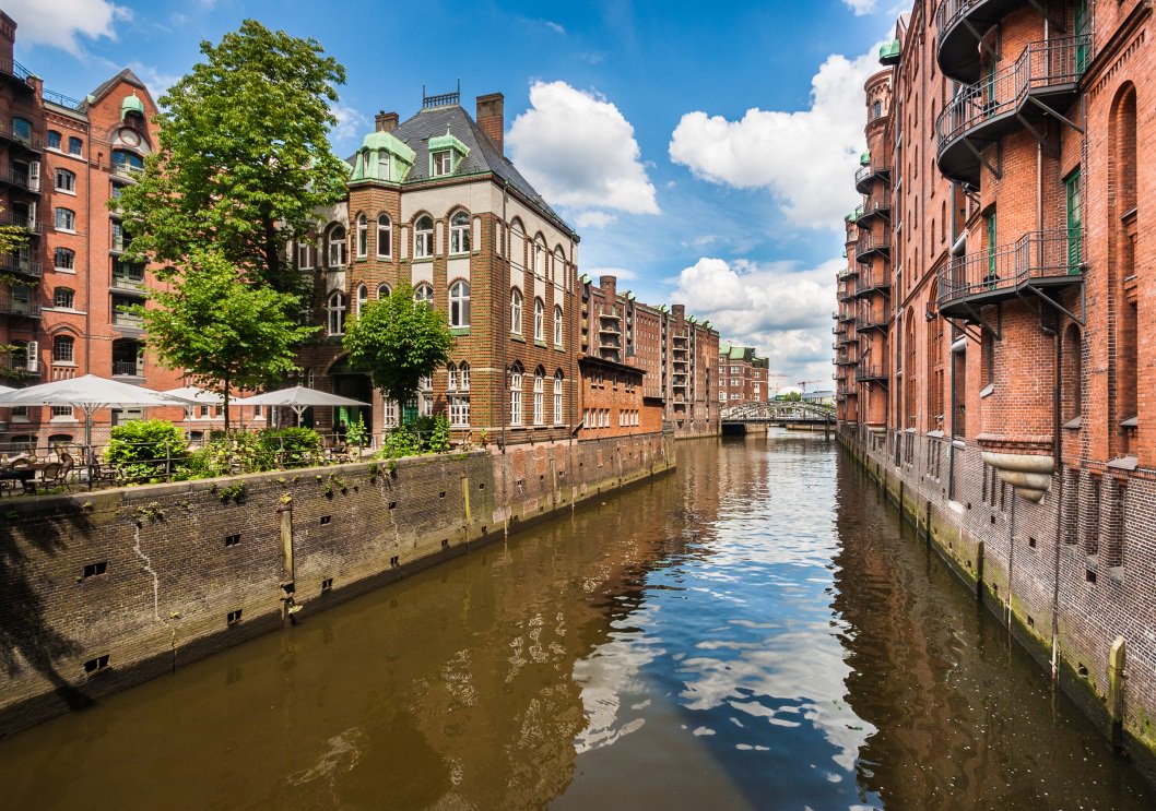 HolidayCheck_UK's tweet photo. Did you know there are over 2400 bridges in the canal city of #Hamburg https://t.co/szPBJ7xYW8 #Germany #Facts https://t.co/DXwzB606xm