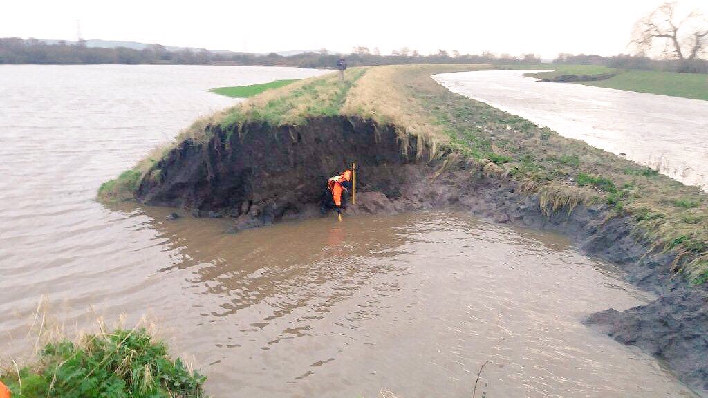 BBCLancashire's tweet photo. A chinook lands in Croston as the @EnvAgency continue to work to shore up a breach in the River Douglas. https://t.co/K9lGp0Kc6P