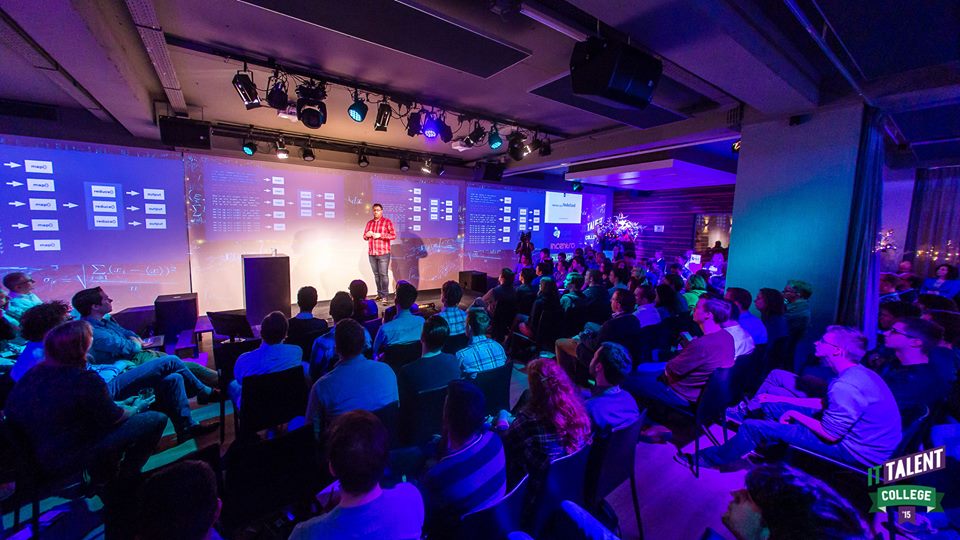 conjugo_'s tweet photo. "O nee, de IT recruiter heeft een banner mee" Geschreven door collega's Martine &amp; @jwdelfsma https://t.co/KL5P6fc2YX https://t.co/qMVqsZObXn