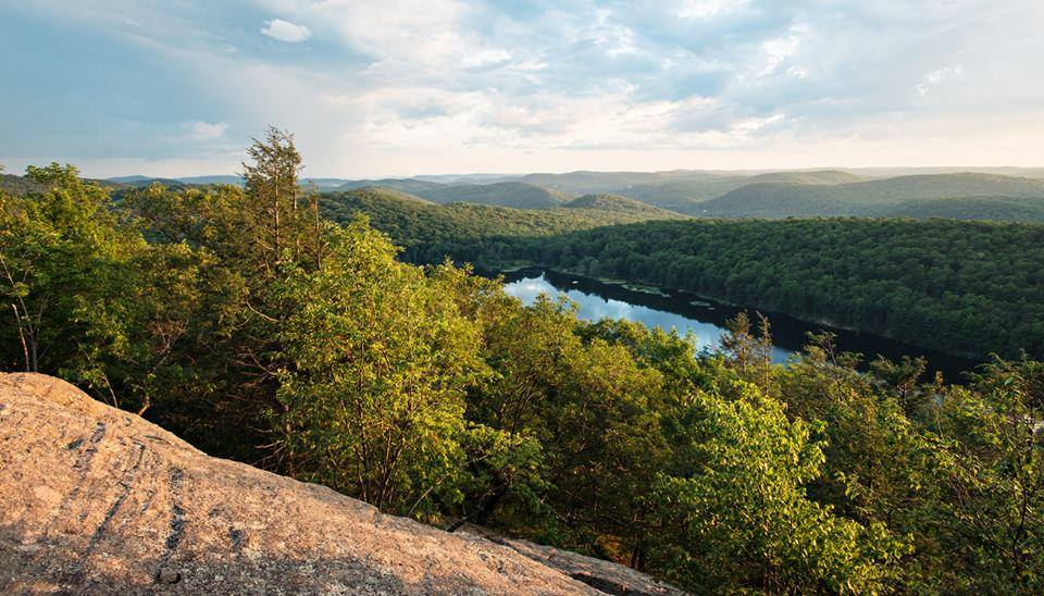 CMPublishingNY's tweet photo. A rock outcropping above Lake Stahahe, in Harriman #StatePark. #TuxedoPark in the distance. #GiftofNature https://t.co/xiYpmhPDp5