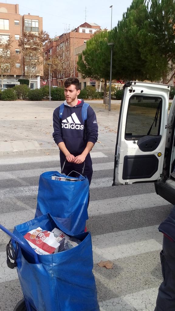 21_veloz's tweet photo. @Roqueivan10  va x la calle vendiendo calcetines y calzoncillos jajJJJajajajaja https://t.co/srYtbhLYRT