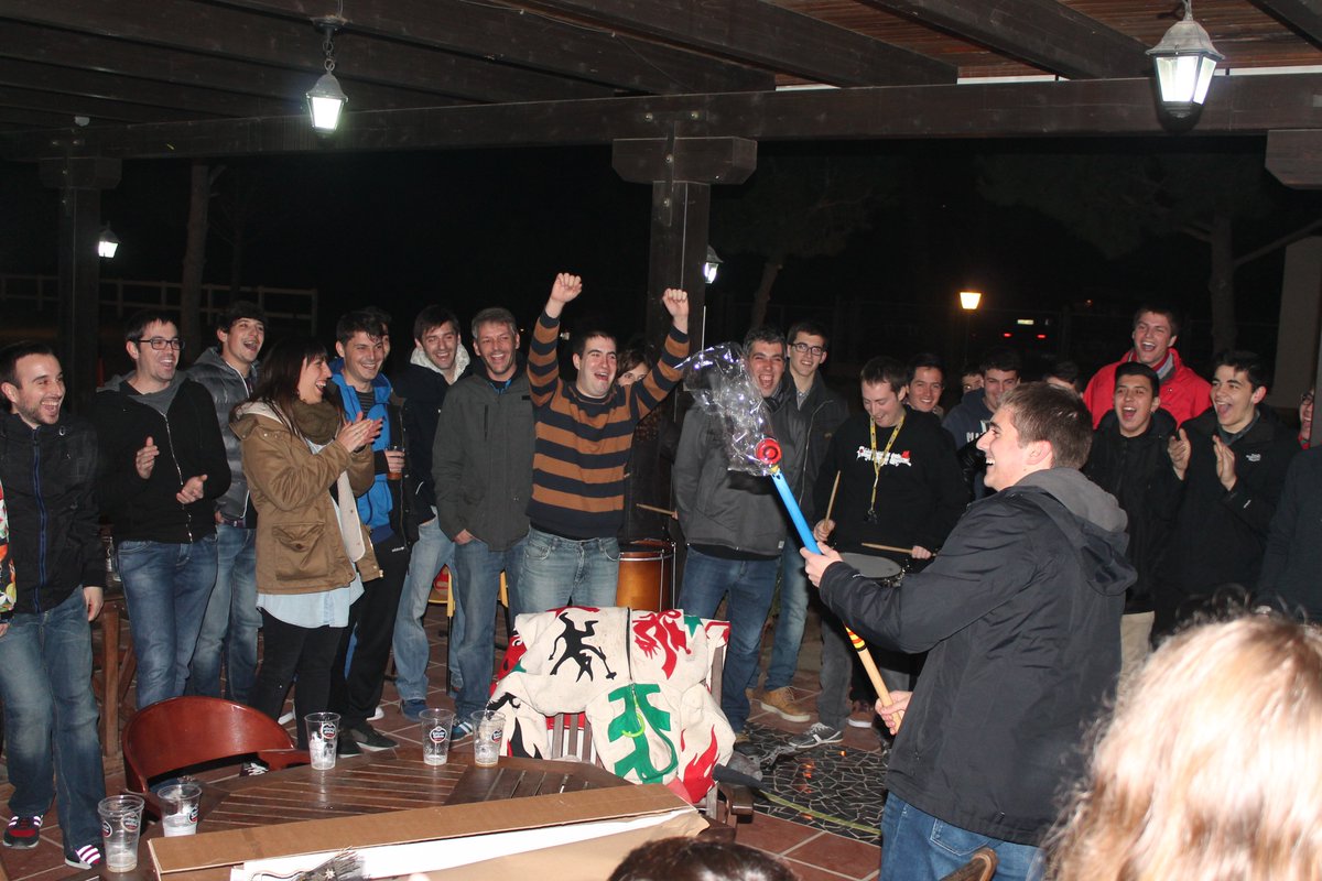 DiablesRiudoms's tweet photo. Tanquem el 2015 acompanyant l'aniversari de l'@arnaucaol. 
Bon i malèfic 2016! #Riudoms #DiablesRiudoms https://t.co/xjkUGN52PP