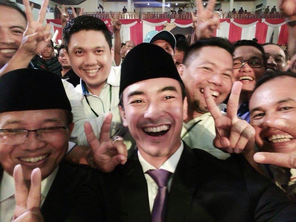 KEMASALFARIZI's tweet photo. Senyum kemenangan zumi zola - fachrori umar untuk jambi lebih baik 2016 - 2021 #gubernurjambiterpilih https://t.co/fiRpBGFcgu