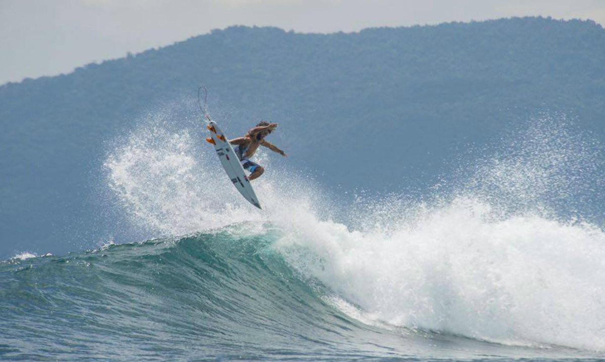 mormaiioficial's tweet photo. Marco Giorgi voando e entubando na Webserie #Rapaze #surf #familiamormaii https://t.co/5D6vI4LDUG https://t.co/XDkUZbNPU9