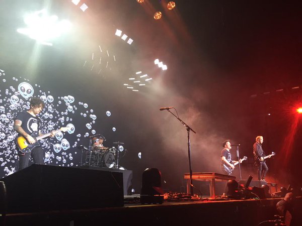 goalsw2016's tweet photo. w 2016 roku będę w pierwszym rzędzie na koncercie  Fall Out Boy https://t.co/wI87zdzPmk