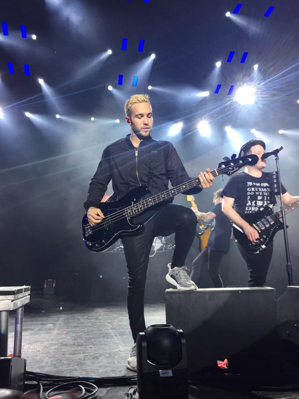 goalsw2016's tweet photo. w 2016 roku będę w pierwszym rzędzie na koncercie  Fall Out Boy https://t.co/wI87zdzPmk