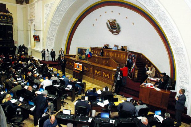 VTVcanal8's tweet photo. 2015: Pdte. @NicolasMaduro toma medidas sin precedentes en Defensa del Salario en Venezuela https://t.co/skDGAOFTdj https://t.co/ZhXzT2SzHF