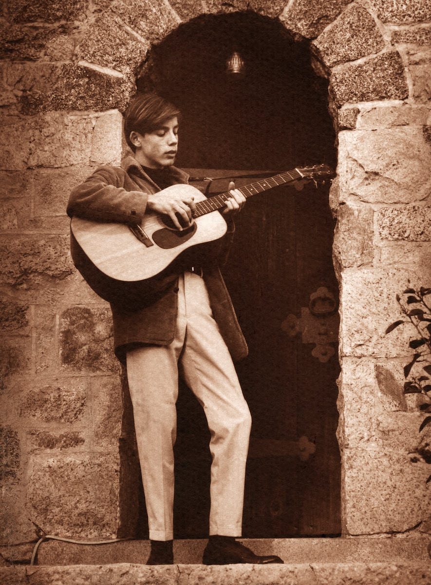 MartinGuitar's tweet photo. Jackson Browne strums his first guitar- a Martin D-18. #TimelessTuesday
Explore the model: https://t.co/a36vzwT32k https://t.co/hj9ZTmcM4q