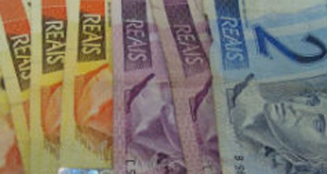 g1's tweet photo. Dilma fixa em R$ 880 valor do salário a partir de 1º de janeiro https://t.co/mpn0WHvsSb #G1 https://t.co/gGoaWA8T0g