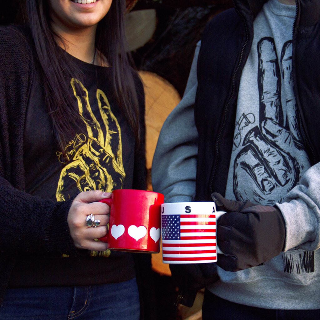 JAMESBARRETTCO's tweet photo. Cheers to 2016 🍻
#JAMESBARRETTCO #PeaceTees #Cheers #AmericanMade #PeaceCrew #Winterwear #menswear #womenswear https://t.co/qzY4cf0hnK