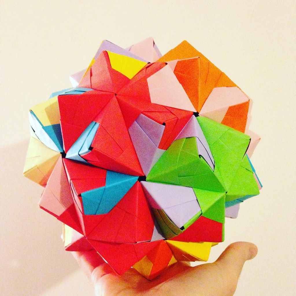 OrigamiInvasion's tweet photo. Modulaire Sonobe de 90 modules terminé
#origami #paper #papercraft #sonobe #sonobeball #modularorigami https://t.co/yyoj1sLPzn