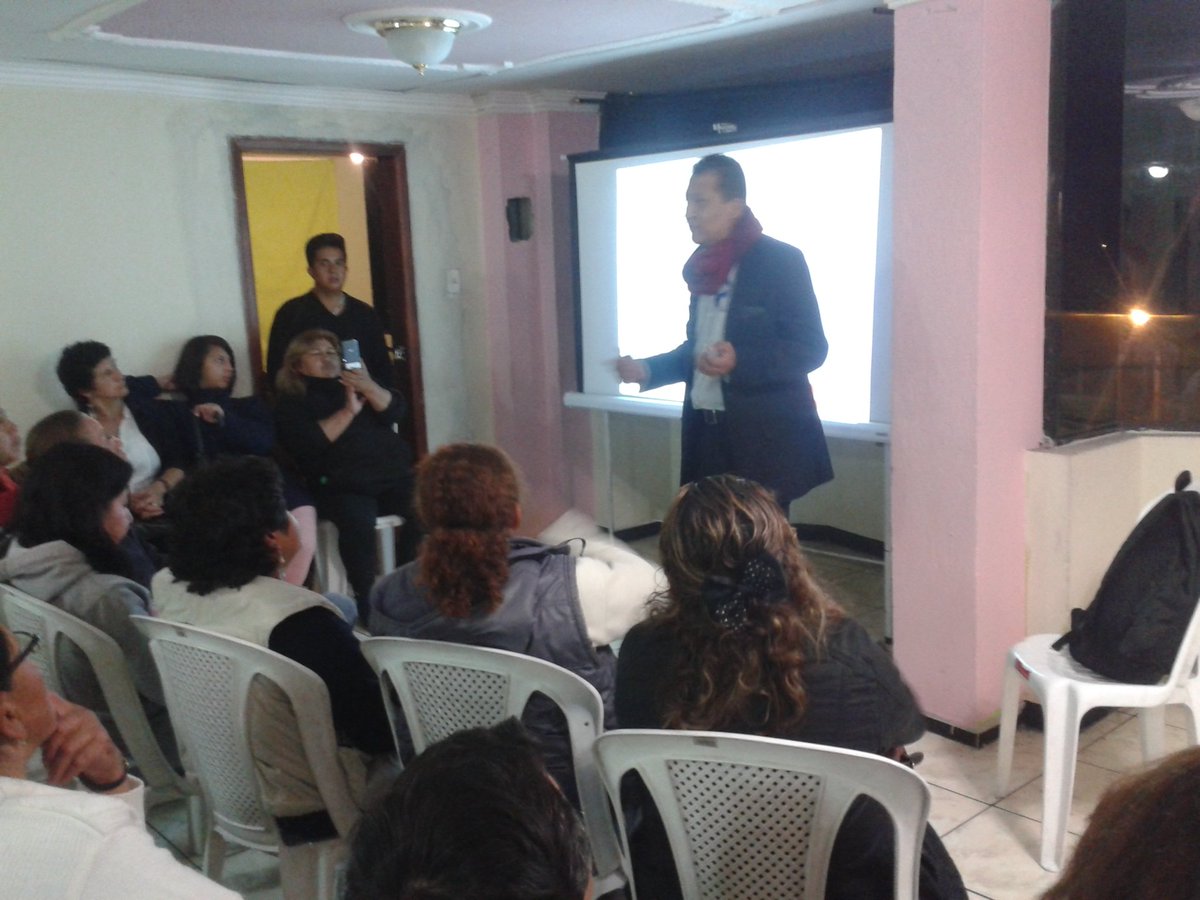 JToaq's tweet photo. #Recibiendo la Capacitacion de parte de nuestro amigo SALOMON TENORIO asesor MSP..sobre el Catering &amp; Asag https://t.co/0SxYY7nLej