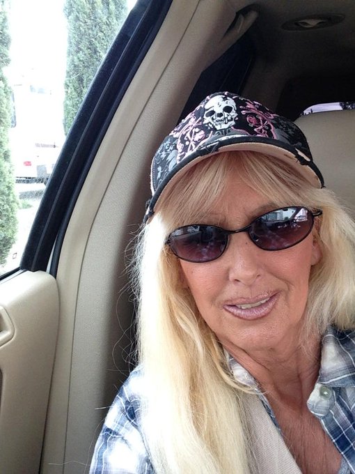 Tia gunn out for in and out https://t.co/zIpsBIFGxK