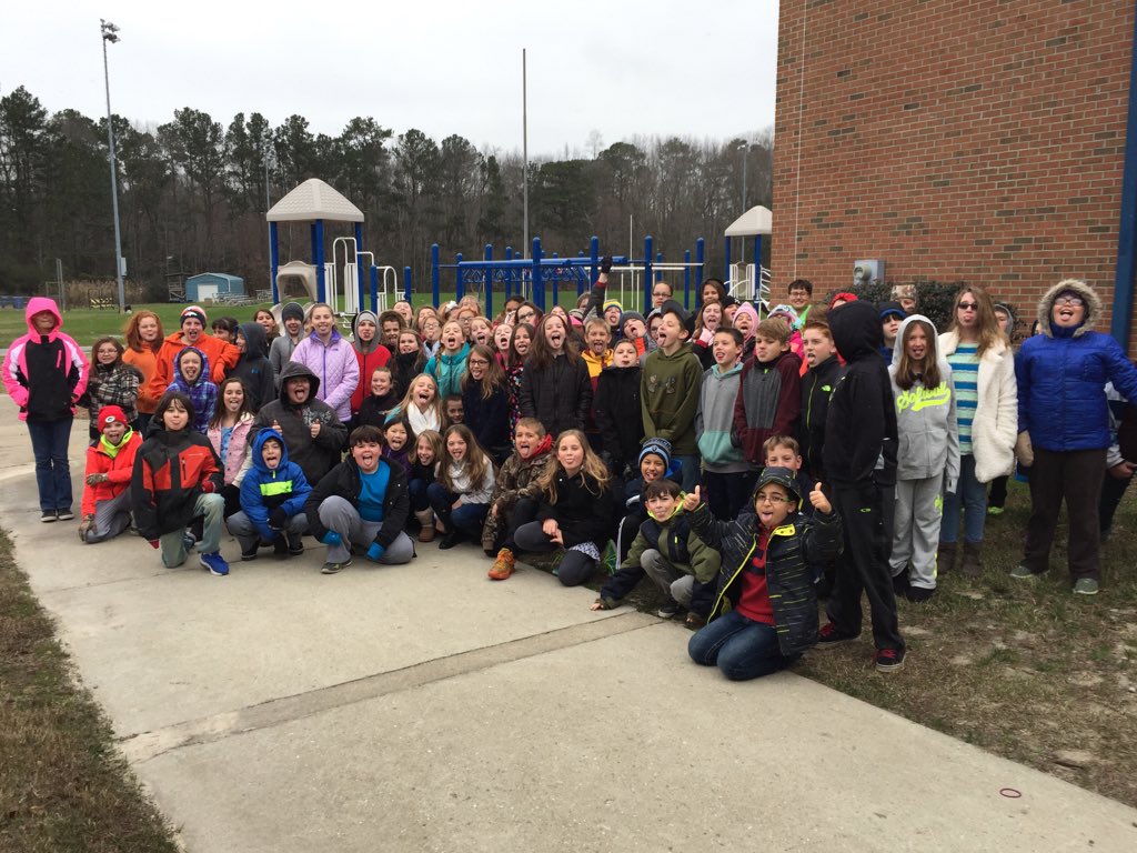 leachs_luau's tweet photo. When there's snow at SES, we play!!❄️🌨☃ #snowflakelove #SES15 #ycsd15 https://t.co/0eQnslwqa0