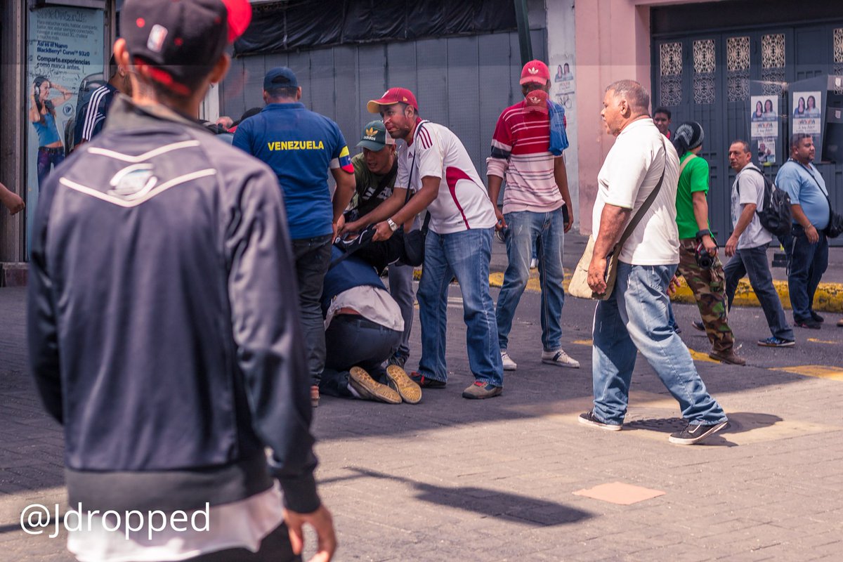 jdropped's tweet photo. #TodosConDiosdado  #lapatilla miembros violentos del oficialismo agreden a reportero grafico - plaza bolivar https://t.co/TZ3EcFImBV