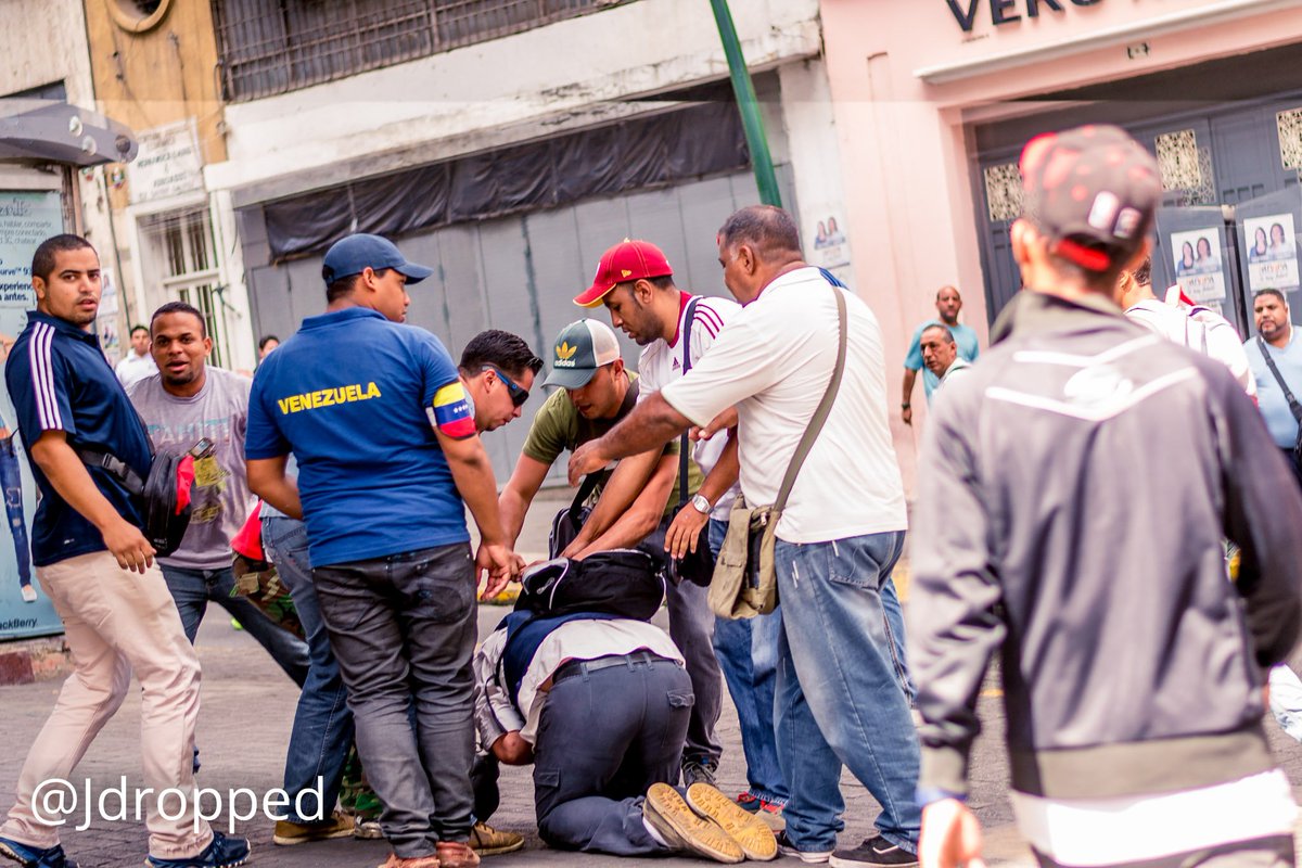 jdropped's tweet photo. #TodosConDiosdado  #lapatilla miembros violentos del oficialismo agreden a reportero grafico - plaza bolivar https://t.co/TZ3EcFImBV