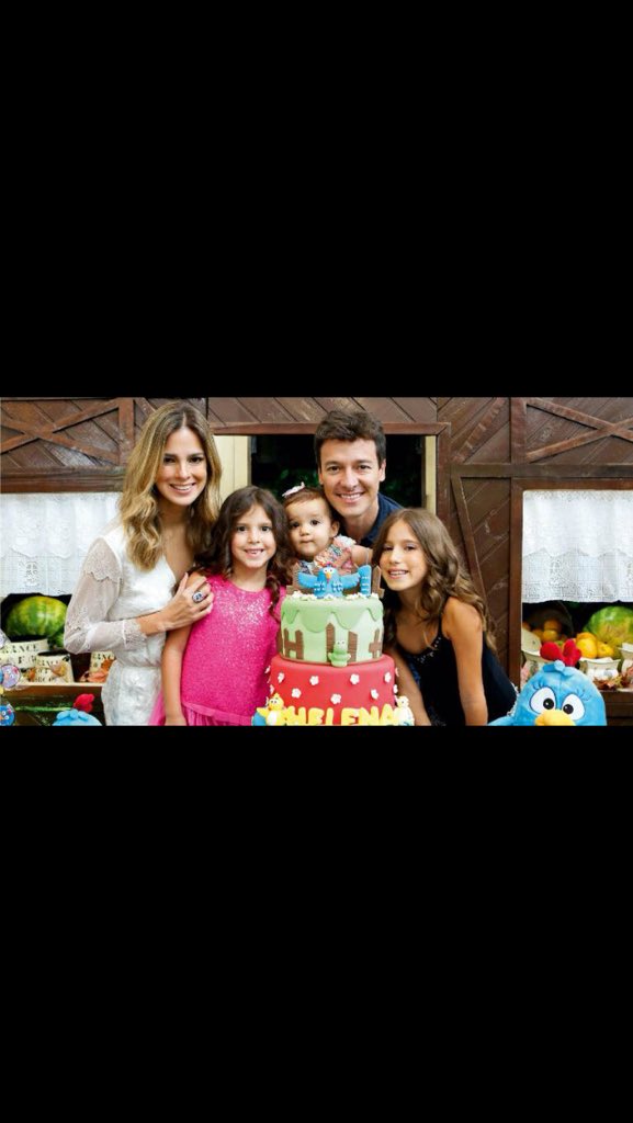 FaroViel's tweet photo. Olha que lindo ❤️ esse foi o meu níver de 1 aninho ! https://t.co/KOmxMQS33j