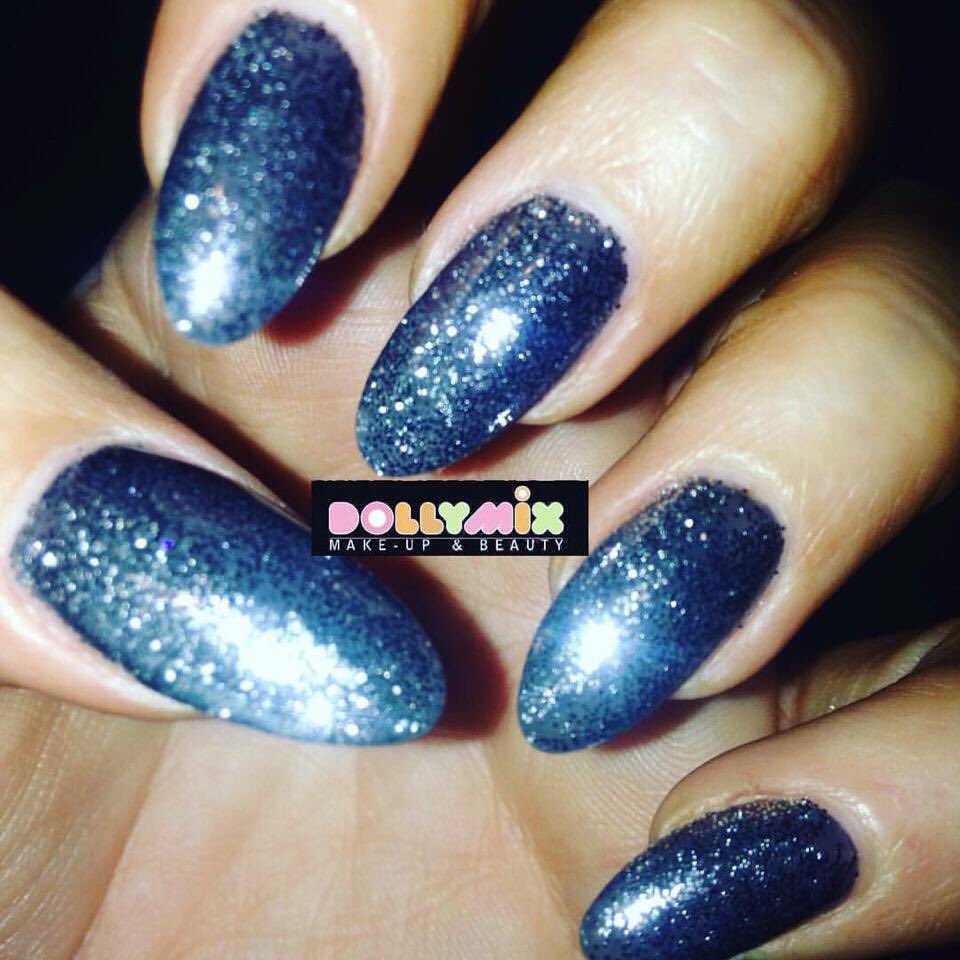 DollymixMe's tweet photo. Gunmetal Grey 💎💅🏽😍 #glitter #glitternails #shellac #cnd #nails #rockstars #grey https://t.co/tj47Q3VfyD